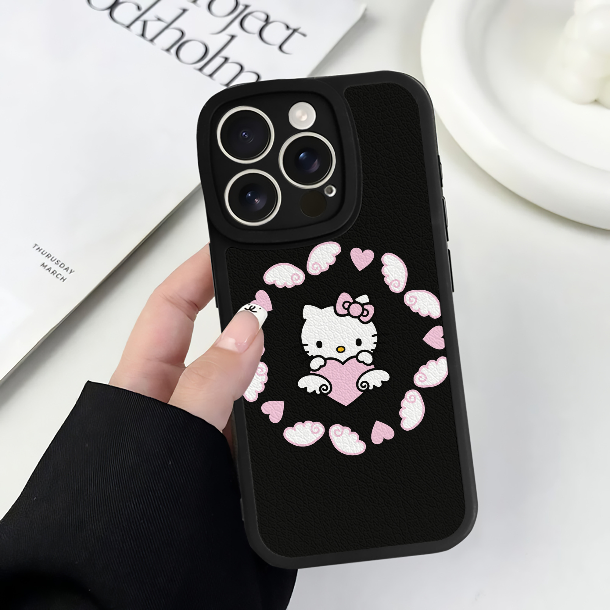 （画像用） Hello Kitty ハローキティ 【iPhone 16シリーズ対応】シリコンスマホケース（レザー調） 材質：シリコン
